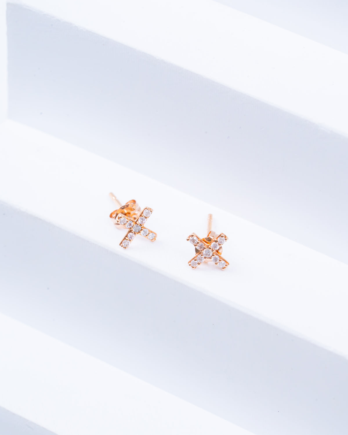 YG Crisscross Pavé Diamond Studs (DT_002)